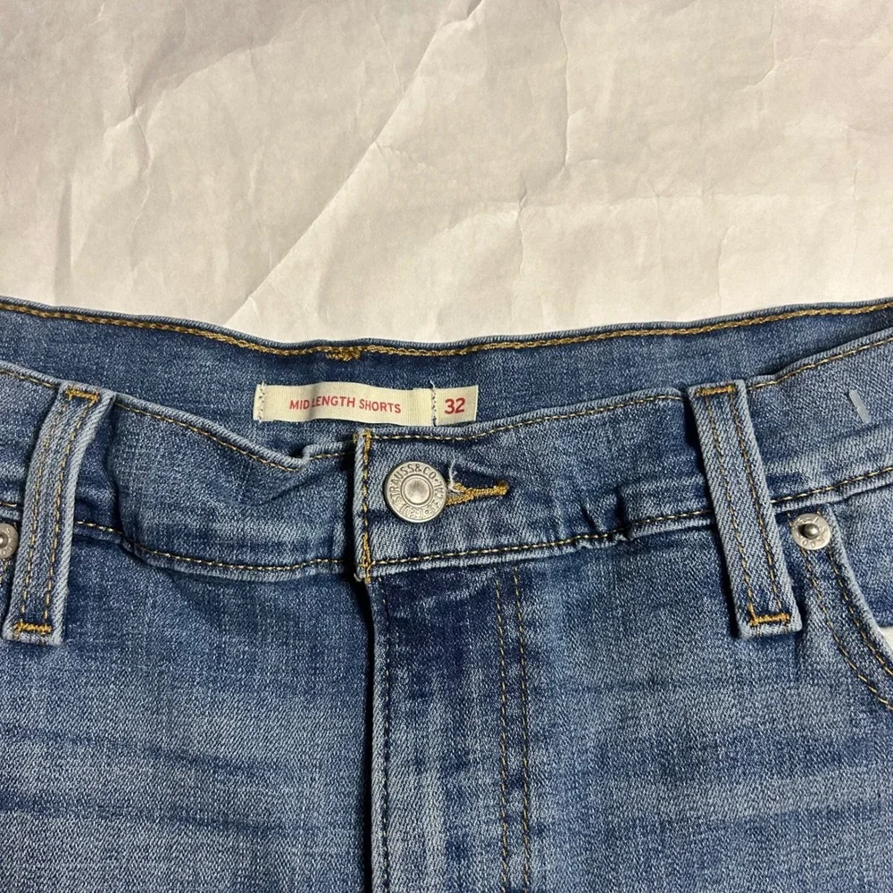 Levi's Mid Length Denim Shorts Womens‎ Size 32 Blue Jean